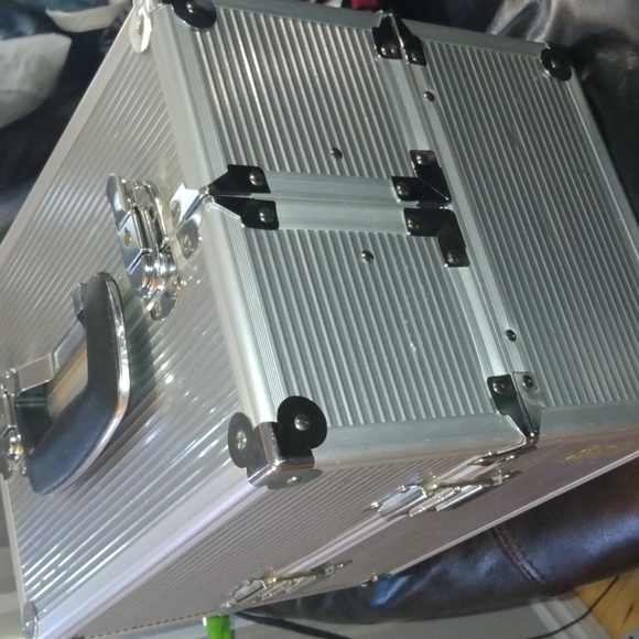 Women's silver makeup trunk carrying case - Picture 4 of 17